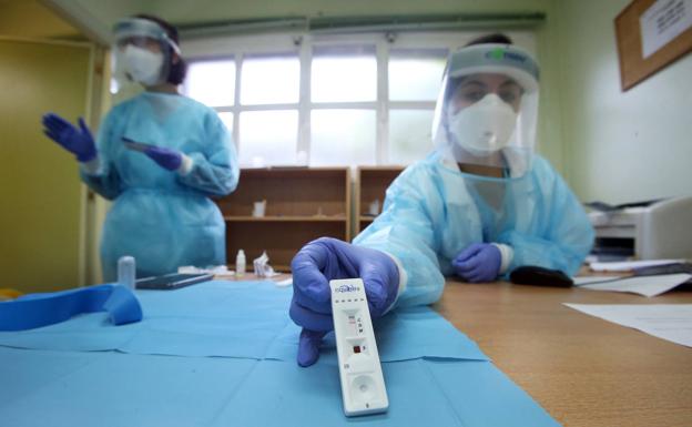 El goteo no cesa en Almería: dos positivos más y un nuevo hospitalizado