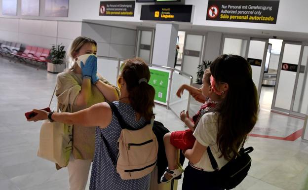 Reencuentros y abrazos en el primer vuelo internacional a Almería tras la pandemia