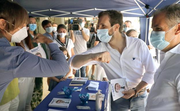 Casado alienta a la participación en Galicia, donde el PP teme los efectos de una alta abstención