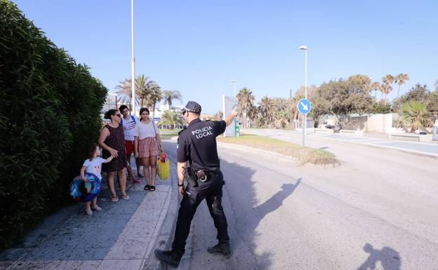 Cierran un par de horas un tramo de Playa Granada por aforo completo