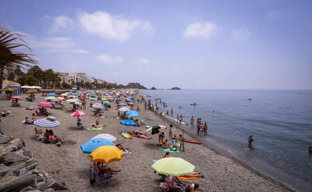 Torrenueva vuelve a sancionar a los que guardan el sitio con la sombrilla, en el primer gran fin de semana del verano