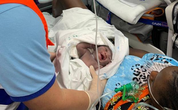 Nace una bebé de camino al hospital de Linares