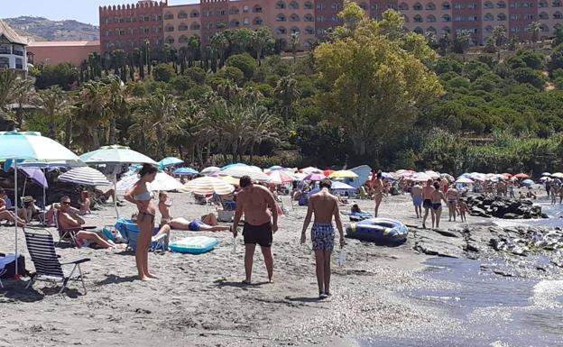 La Policía cierra la playa sexitana de Calabajío por la gran afluencia de bañistas