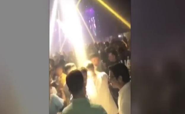 Jóvenes descontrolados en la reapertura de discotecas y pubs nocturnos
