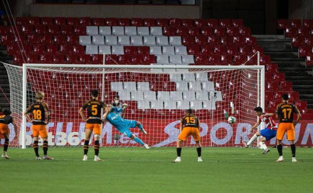 El 'overbooking' en la delantera del Sevilla, débil esperanza para la vuelta de Carlos Fernández