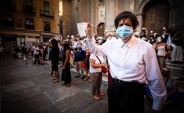 El mundo de la escena se manifiesta por las calles de Granada para advertir de la grave crisis del sector
