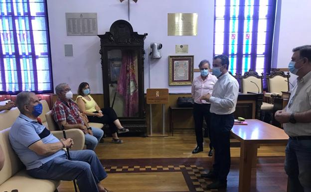 El Ayuntamiento presenta una hoja de ruta para dar agua a los puentes en unos meses