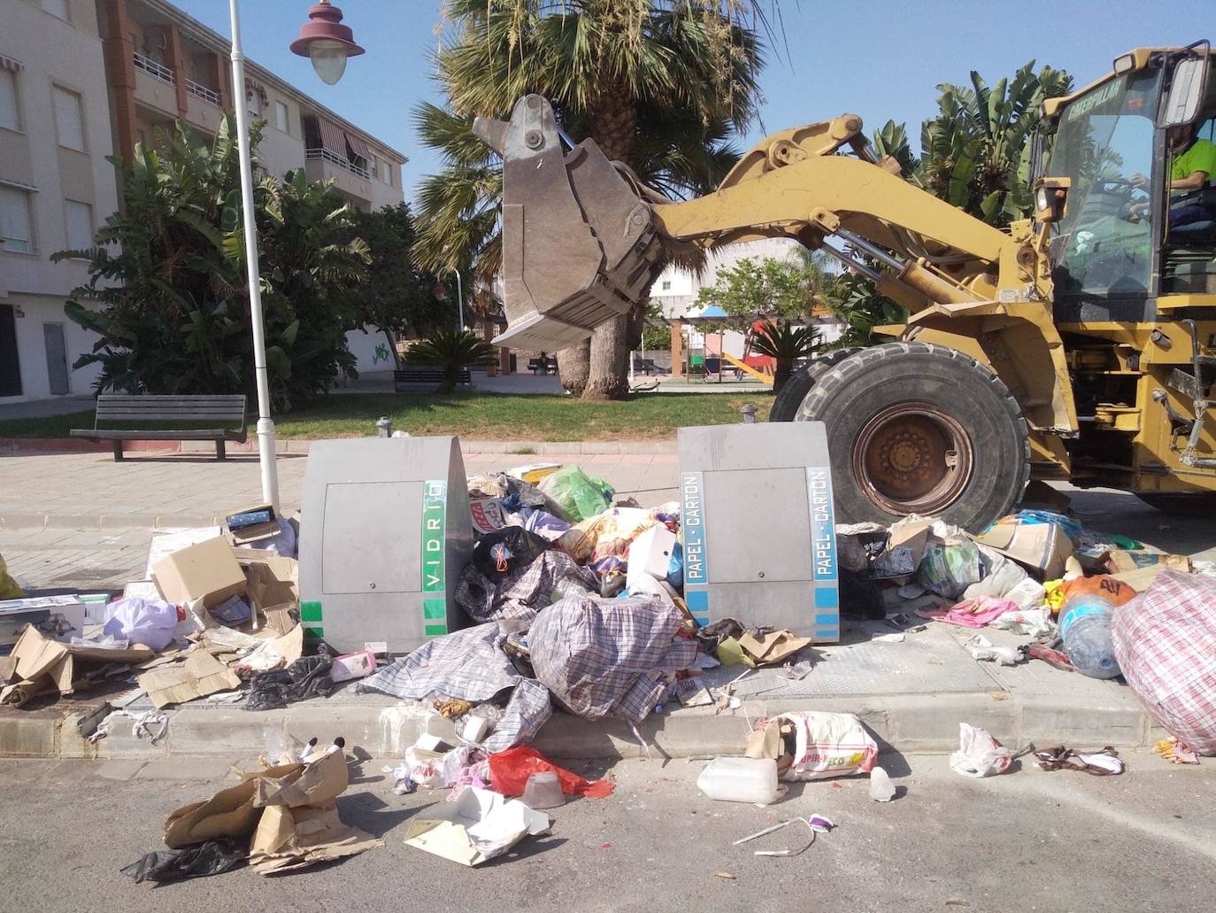 Motril tira de excavadora para retirar la basura acumulada en una plaza de Varadero