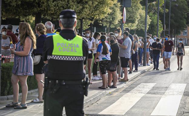 Un brote en un funeral «multitudinario» obliga a hacer test masivos en el Cinturón