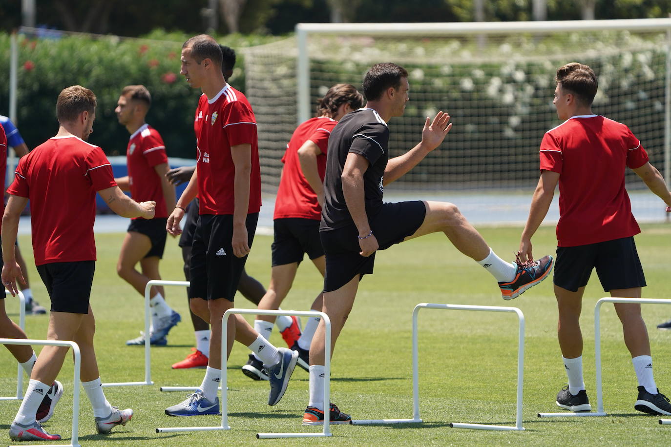 La plantilla del Almería, del avión al diván para reflexionar por una nueva derrota que complica todo