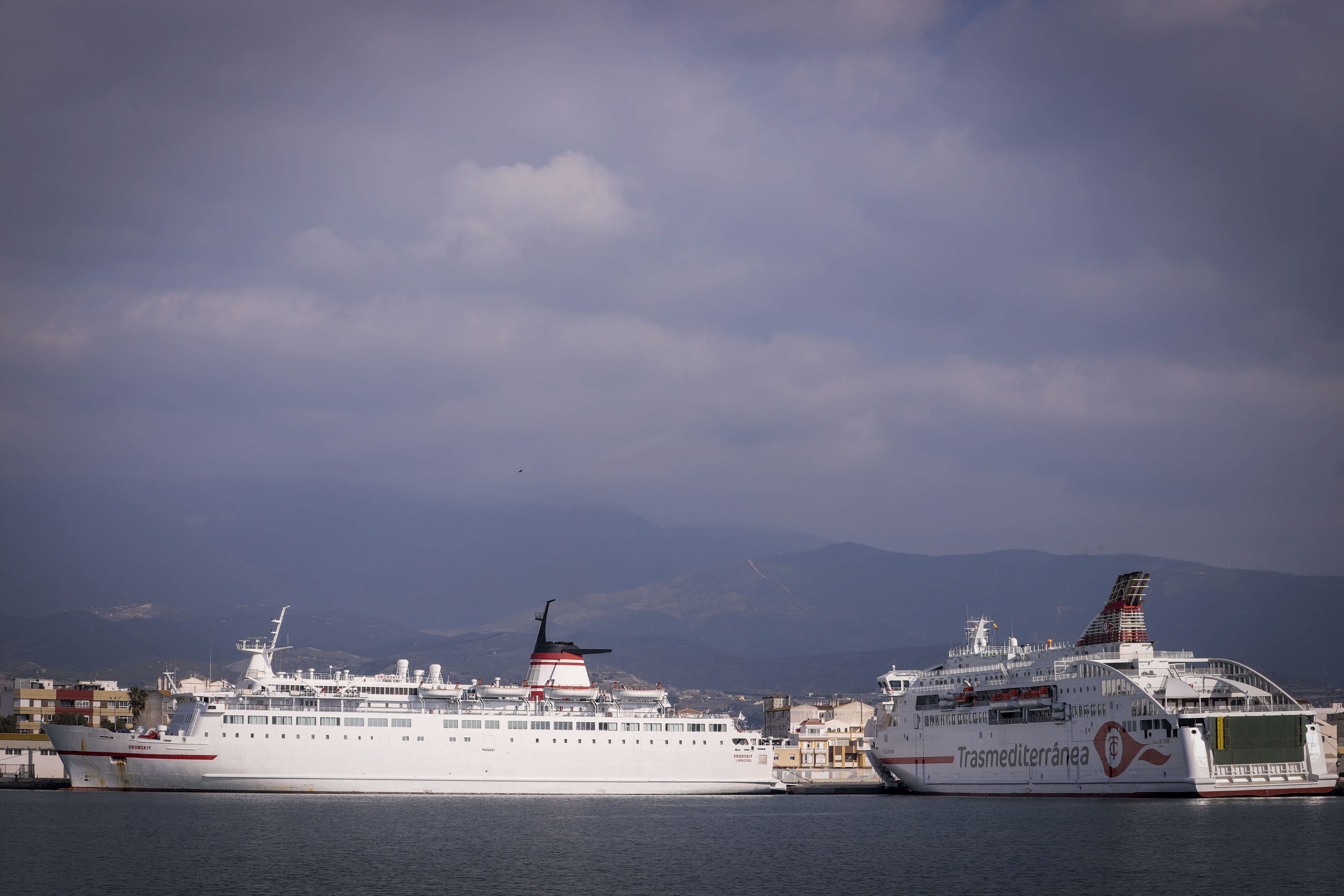 El puerto alivia los pagos a las navieras para evitar que se vayan en un año sin OPE