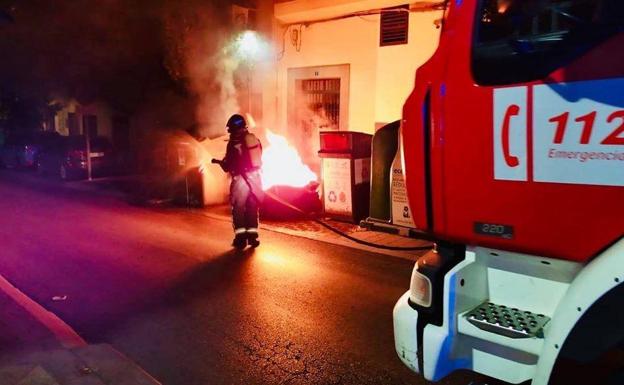 Noche complicada para los bomberos, que tuvieron que sofocar contenedores en llamas hasta en siete calles