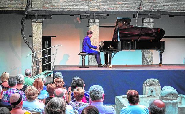 Eduardo Fernández regala un gran comienzo del ciclo Beethoven-Liszt