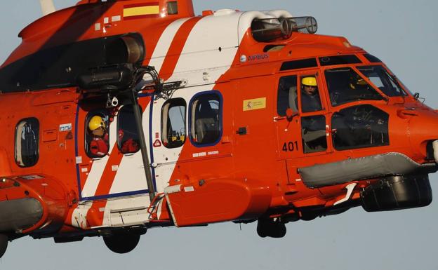 Rescatado de una balsa salvavidas tras hundirse su velero entre Cabo de Gata y Carboneras