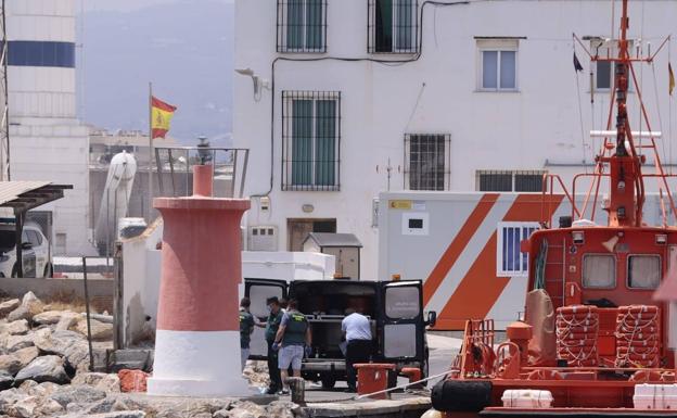 Hallan un cadáver sin cabeza dentro de un traje de neopreno en la costa de Granada