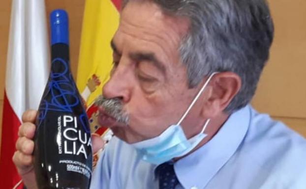 Aceite de oliva y un botijo de Bailén para el presidente Revilla