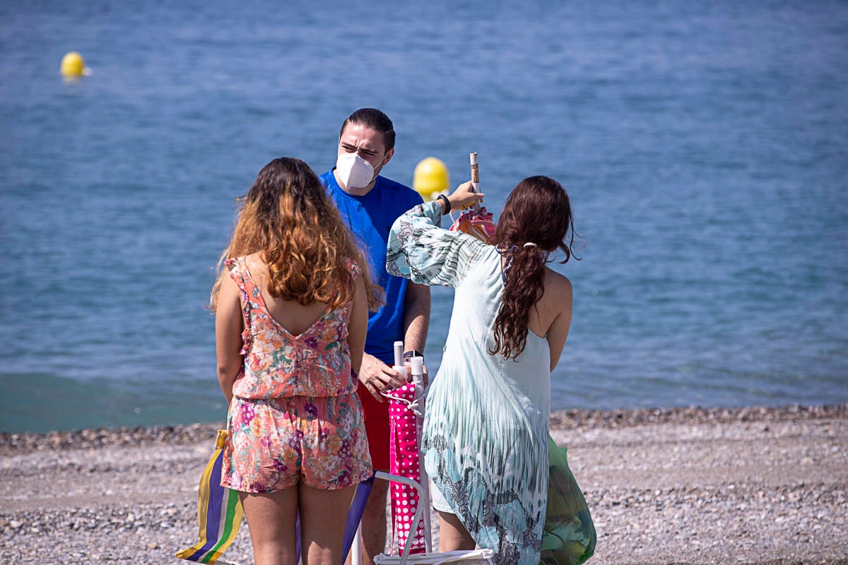 Las mascarillas pasean por la orilla en un primer día sin multas en la Costa