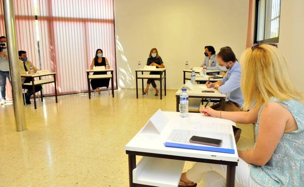 La Junta mediará con Trabajo para evitar los despidos de Comdata en La Carolina