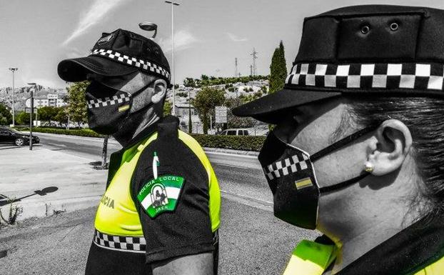 Huye en moto, casi atropella a un policía y escupe al identificarle