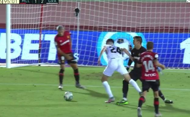 Carlos Fernández pidió penalti de Manolo Reina