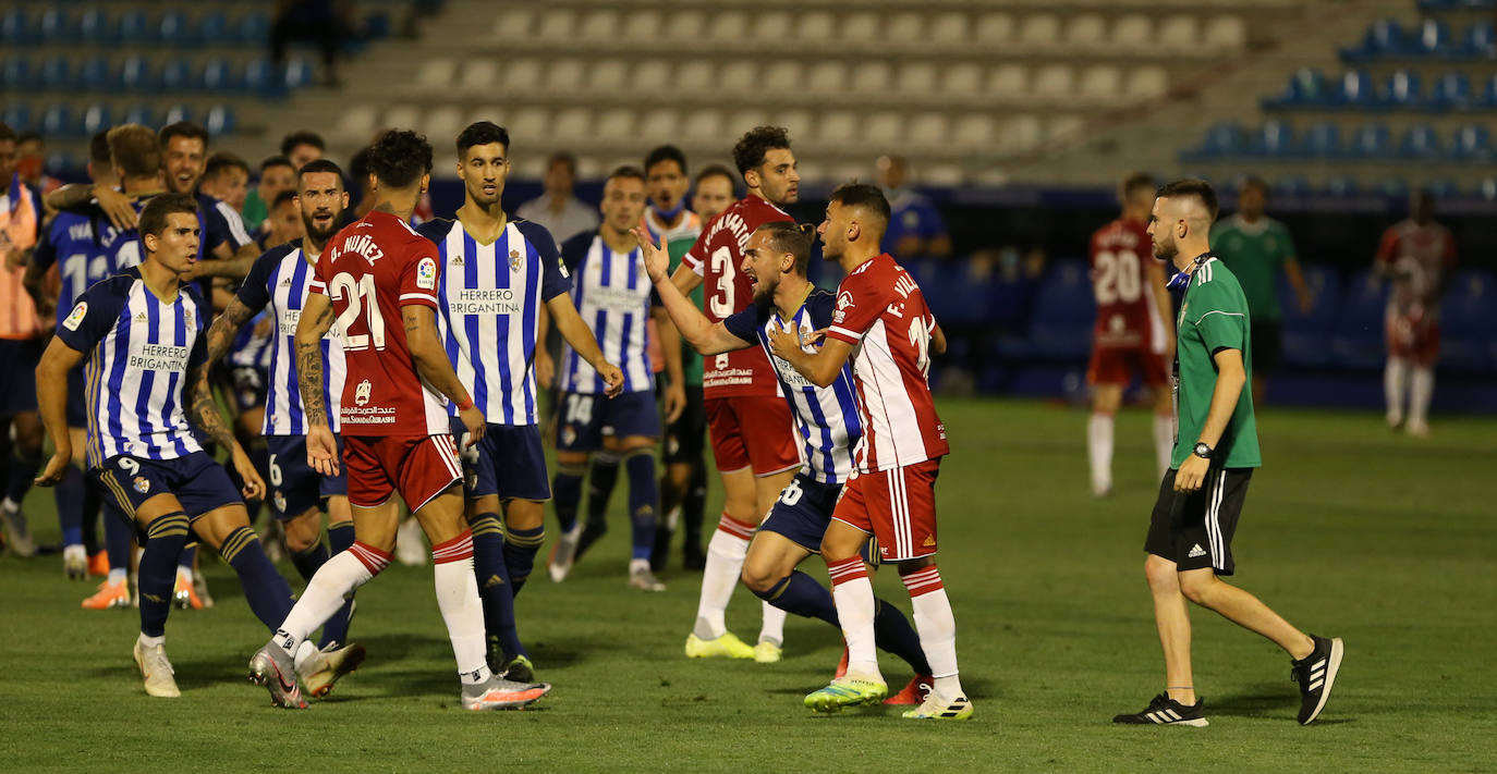 El Almería sale 'indemne' de la batalla de El Toralín