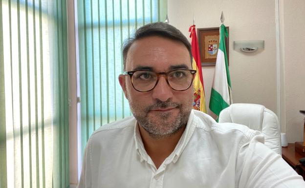 El alcalde de Vegas del Genil vuelve al Ayuntamiento tras guardar el confinamiento recomendado