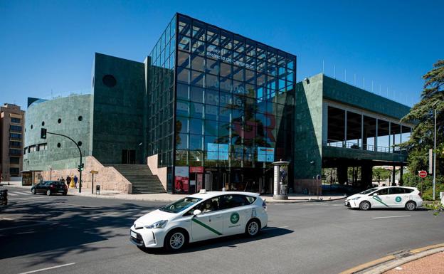 Un foso hidráulico y filas de asientos en forma de 'U' para acoger óperas