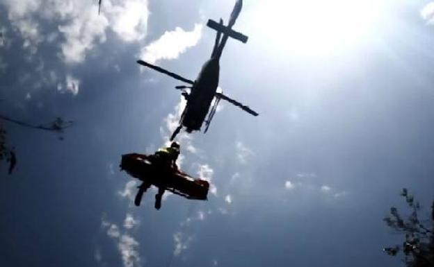 Rescatan a una senderista herida grave al sufrir una caída cerca de Albuñuelas y a un acompañante que quiso ayudarla