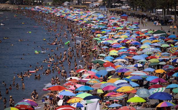 La pandemia redibuja unas playas en las que ya nadie 'roba' la sombra