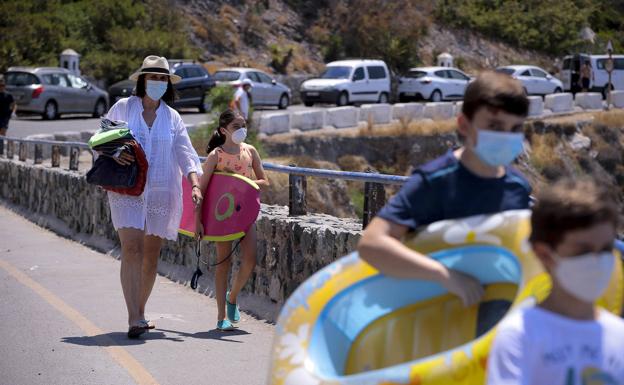 El primer fin de semana de mascarilla en las playas se salda con una veintena de multas