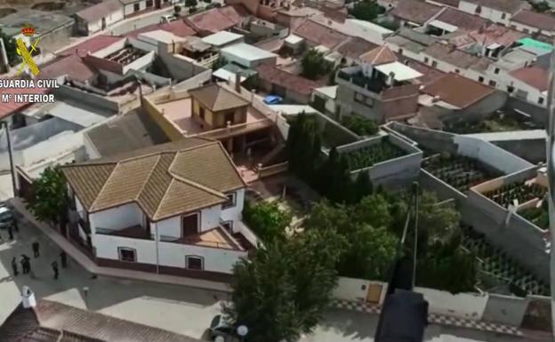 El helicóptero de la Guardia Civil descubre que un hombre plantaba marihuana en el patio de su casa en el Valle de Lecrín