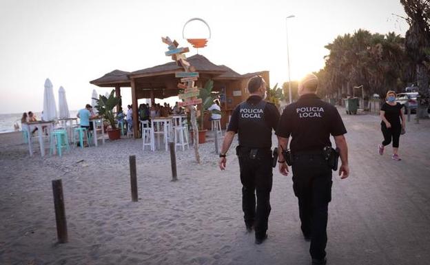 Motril destina su plantilla de 90 agentes contra botellones y «desmadres» noctunos