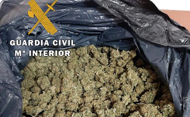 Arrojan por la ventanilla del coche 1,5 kilos de marihuana y la Guardia Civil los pilla