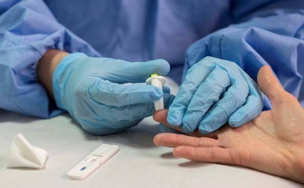 Un hombre lleva más de tres meses en cuarentena tras encadenar 15 pruebas de Covid positivas