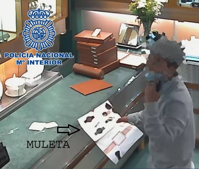 Roba más de 60 cadenas de oro y oro rosa en una joyería de Almería por el método de la 'muleta'
