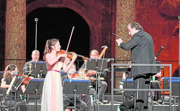 María Dueñas impregna de elegancia sonora el Festival