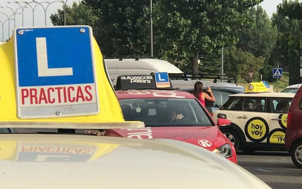 «Hemos cerrado la autoescuela tras detectarse cuatro contagios, pero dudo que hayamos sido el foco»