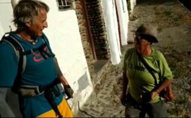 La divertida conversación de Jesús Calleja con una vecina de Pampaneira: «He estado nada más que encerrada y borracha»