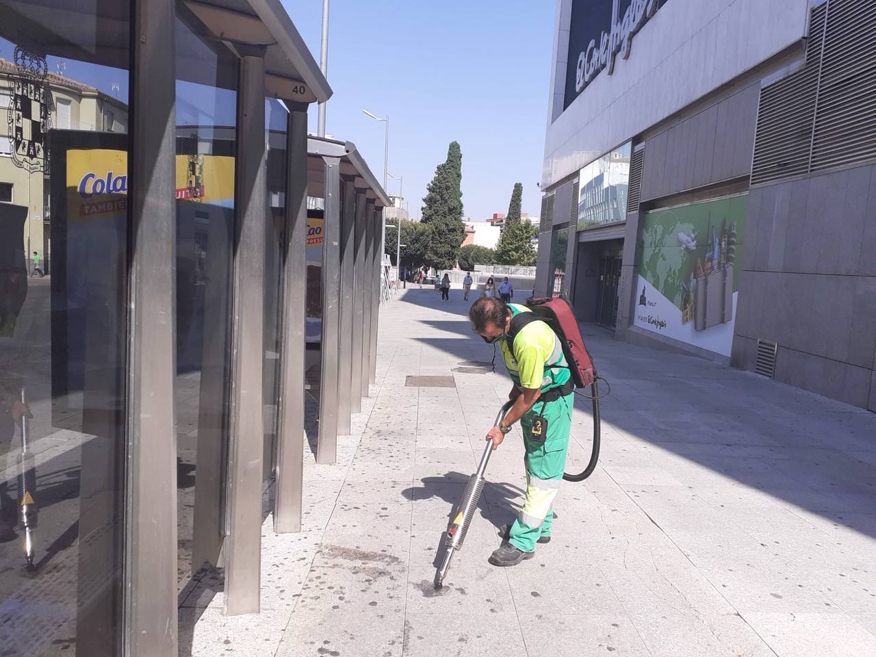 Limpieza de pintadas y chicles en el entorno de la Catedral y Bulevar