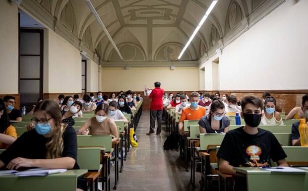 La UGR recibe una avalancha de solicitudes de alumnos, con diez mil más que hace un año