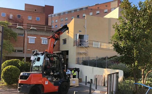 El Complejo Hospitalario recibe un tercer acelerador lineal para tratar el cáncer