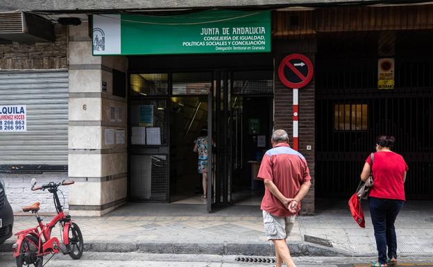 «Vivo en un trastero y he rellenado mi solicitud en una librería»