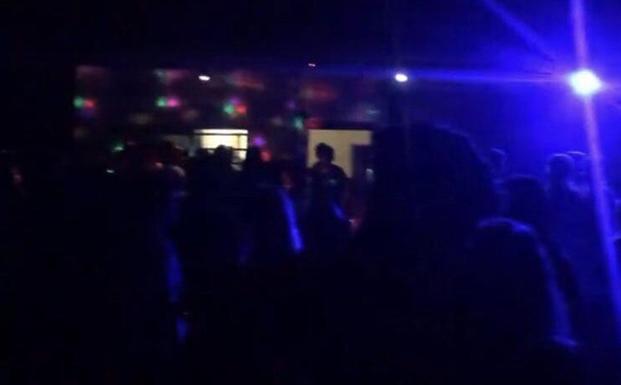 Expedientan al dueño de un cortijo en Calahonda por celebrar una fiesta ilegal con 100 jóvenes