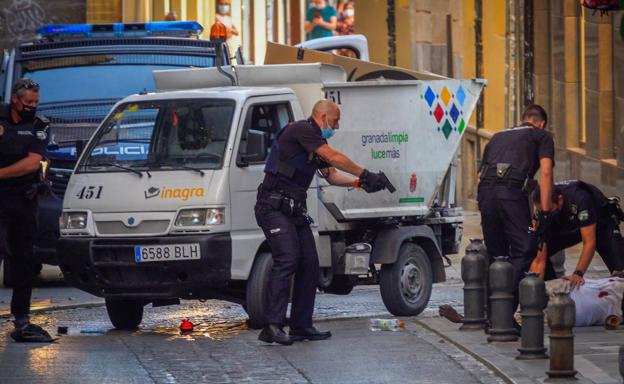 La Policía reduce a tiros a un hombre que le quitó el arma a un agente junto a la Catedral de Granada