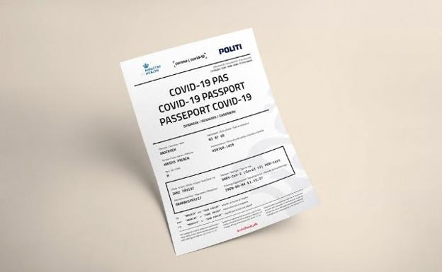 Los riesgos del 'pasaporte Covid' que Madrid quería implantar (y ya ha descartado)