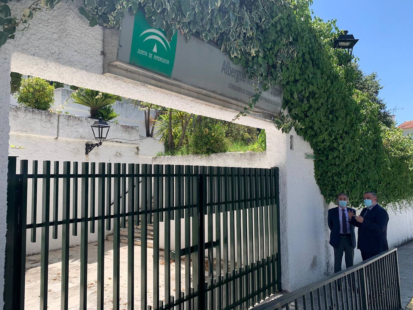 Trasladan a siete inmigrantes a Granada, uno con Covid, y escapan del confinamiento