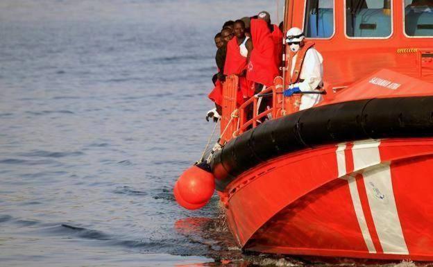 Trasladan a Motril 14 inmigrantes que llevaba cinco días a la deriva