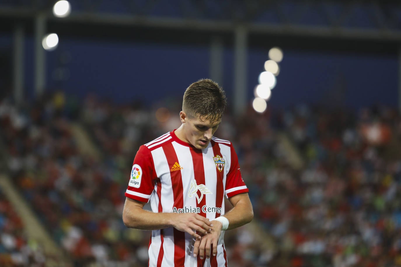 El Almería espera el final de una competición 'agarrada con pinzas'