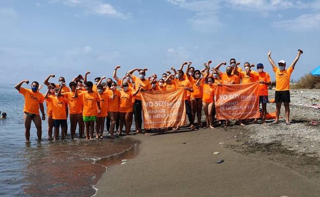 Los héroes de Médula Swimming completan el reto de cruzar a nado la costa granadina