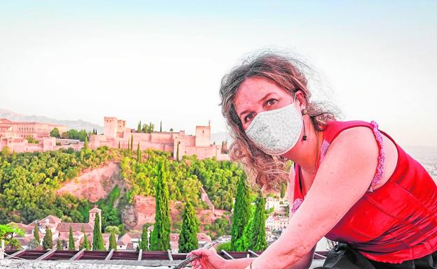 Ana Moreno Dávila retrata en directo el atardecer de San Nicolás en una performance